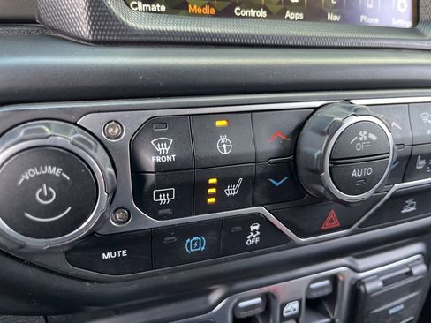 Used 2023 Jeep Wrangler Unlimited w/ Sun & Screen Package image 40