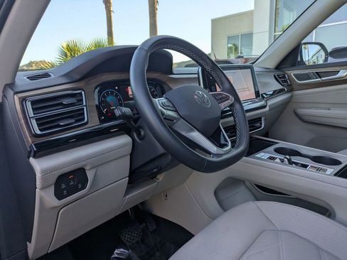 Certified 2025 Volkswagen Atlas SE image 9