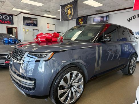 Used 2025 Land Rover Range Rover SE AWD/4WD image 3