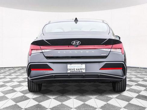 Certified 2025 Hyundai Elantra Limited FWD image 15