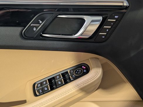 Certified 2018 Porsche Macan Sport Edition image 21