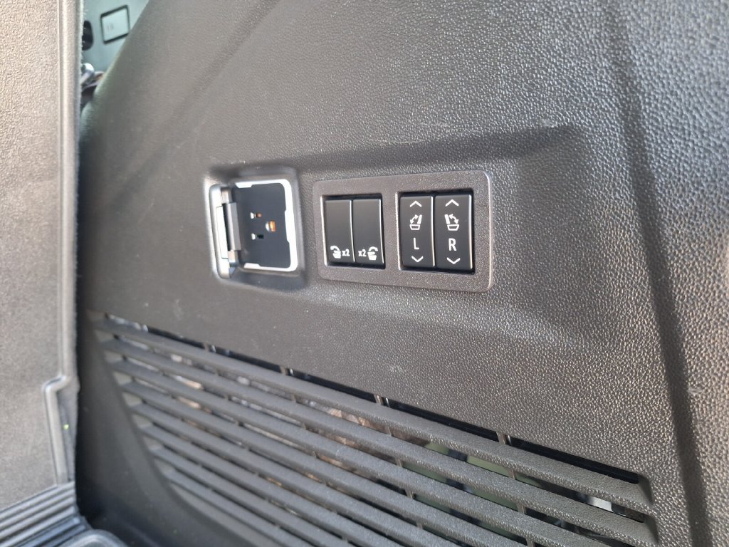 Used 2023 GMC Yukon Denali Ultimate AWD/4WD image 30