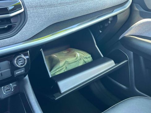 Used 2022 Jeep Compass Latitude image 10