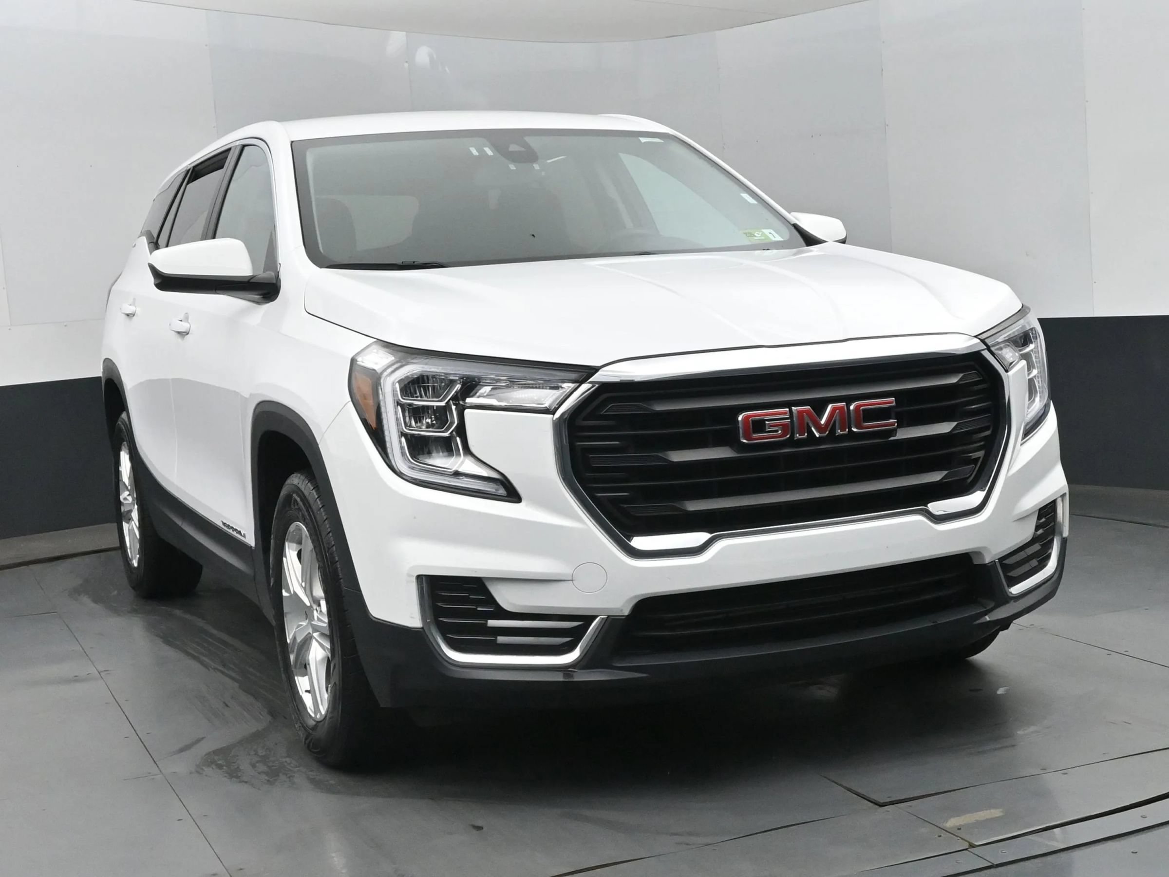 Used 2024 GMC Terrain SLE AWD/4WD image 3