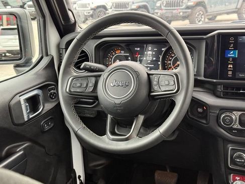 Used 2025 Jeep Wrangler Unlimited Rubicon AWD/4WD image 17