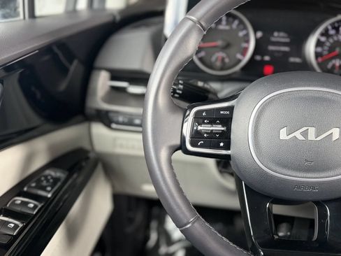 Used 2024 Kia Carnival EX FWD image 23
