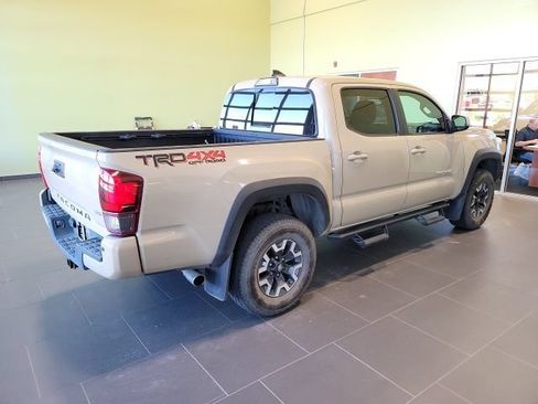 Used 2018 Toyota Tacoma TRD Off-Road w/ Technology Package AWD/4WD image 7