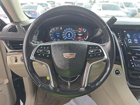 Used 2019 Cadillac Escalade Luxury AWD/4WD image 5