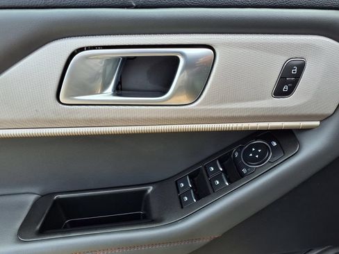 Used 2025 Ford Explorer Active RWD image 25