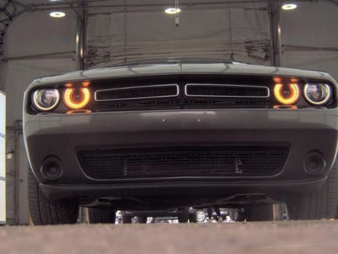 Used 2019 Dodge Challenger SXT image 3