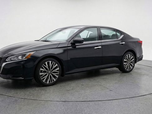 Used 2025 Nissan Altima 2.5 SV FWD image 3
