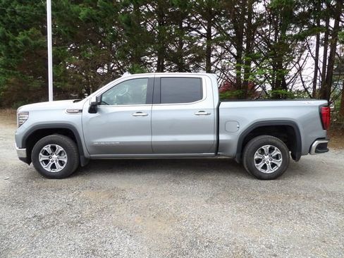 Used 2025 GMC Sierra 1500 SLT image 2