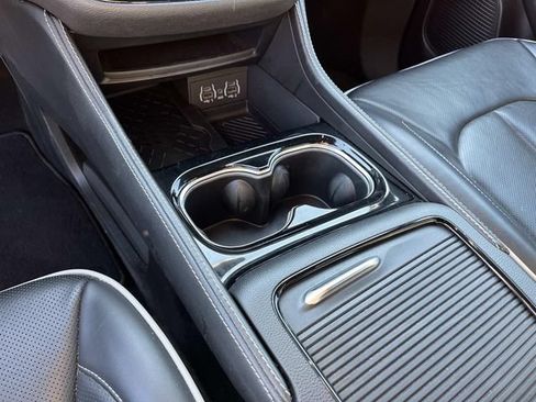 Used 2025 Chrysler Pacifica Limited FWD image 31