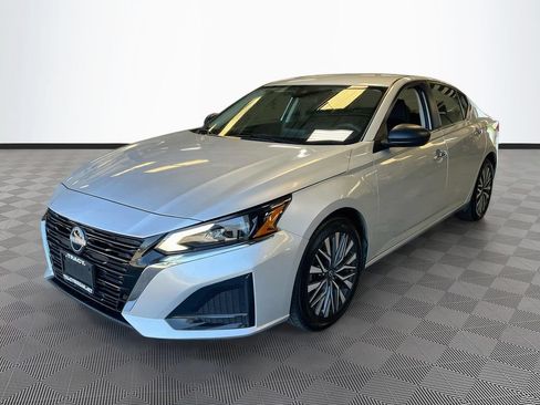 Used 2024 Nissan Altima 2.5 SV FWD image 3