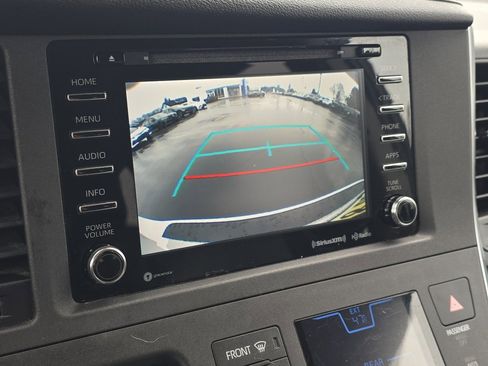 Used 2018 Toyota Sienna SE image 25