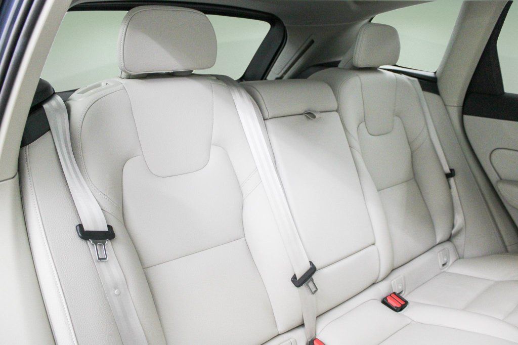 Used 2024 Volvo XC60 B5 Core w/ Protection Package Premier AWD/4WD image 28