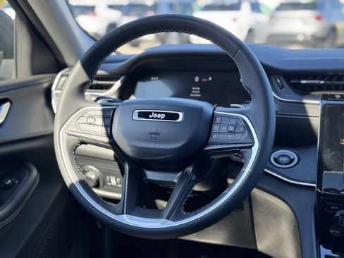 Used 2024 Jeep Grand Cherokee Laredo X image 14