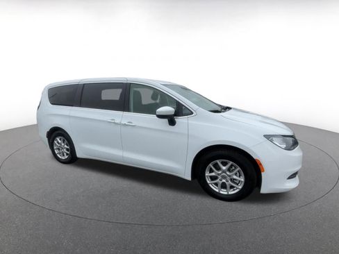 Used 2023 Chrysler Voyager LX image 2