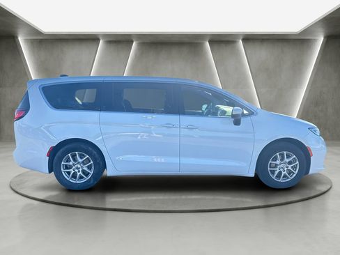 Used 2023 Chrysler Pacifica Touring FWD image 8