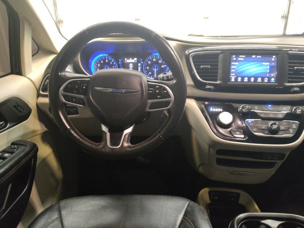 Used 2020 Chrysler Pacifica Touring-L FWD image 22