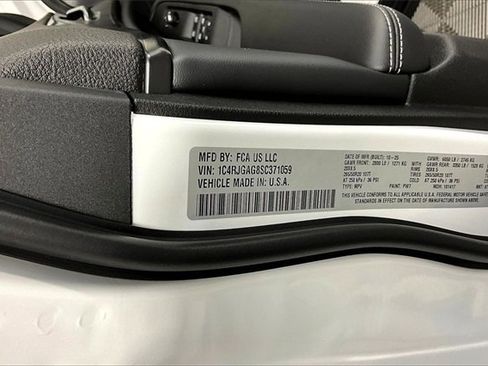 New 2025 Jeep Grand Cherokee Laredo image 9