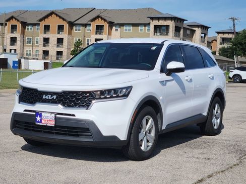 Used 2022 Kia Sorento LX FWD image 2