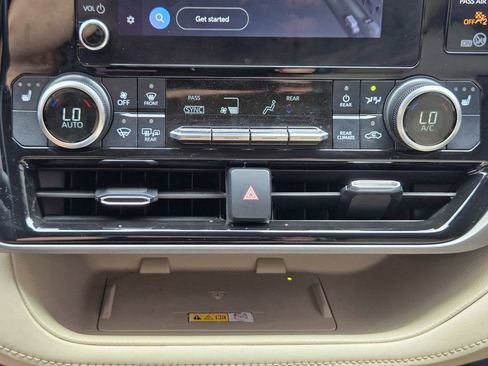 Used 2023 Toyota Highlander XLE image 18