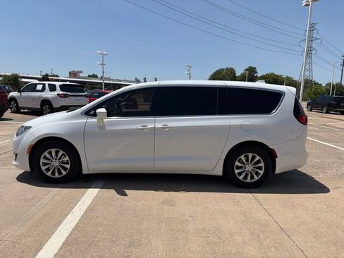 Used 2020 Chrysler Pacifica Touring w/ Advanced Safetytec Group FWD image 3