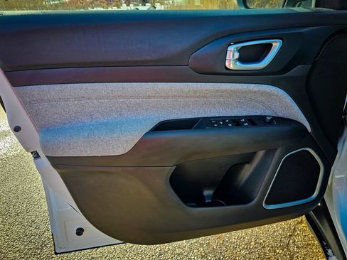 Certified 2024 Jeep Compass Latitude image 9