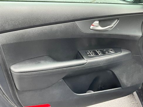 Used 2020 Kia Forte LXS FWD image 19