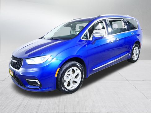 Used 2021 Chrysler Pacifica Limited AWD/4WD image 3