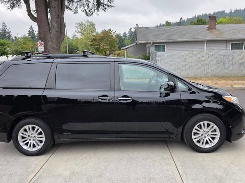 Used 2017 Toyota Sienna XLE w/ XLE Navigation Package image 4