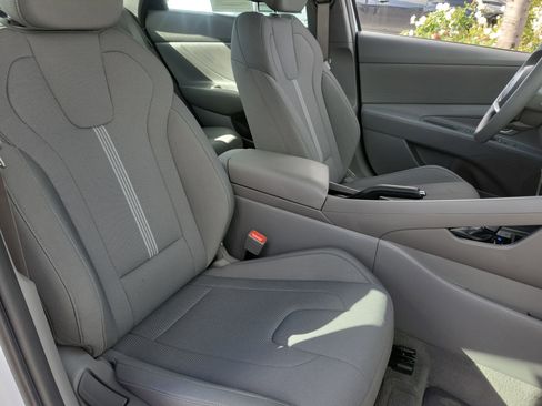 Certified 2025 Hyundai Elantra SE image 22