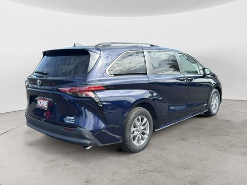 Used 2021 Toyota Sienna LE image 5