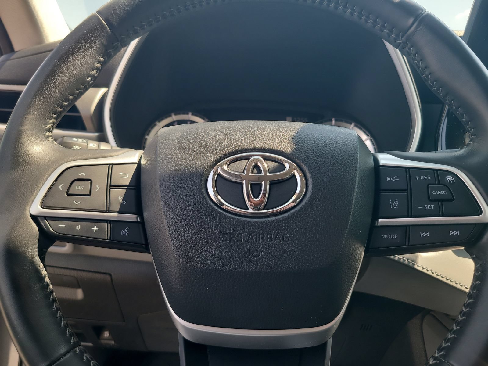 Used 2022 Toyota Highlander XLE AWD/4WD image 13
