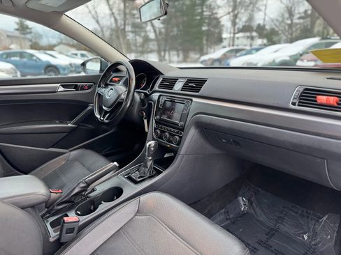 Used 2017 Volkswagen Passat 1.8T R-Line w/ R-Line Lighting Package image 10