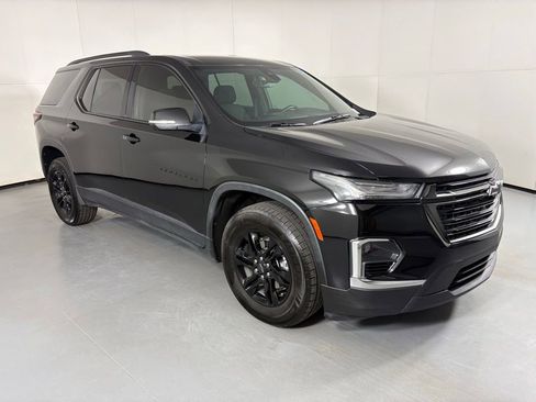 Used 2023 Chevrolet Traverse LT FWD image 2