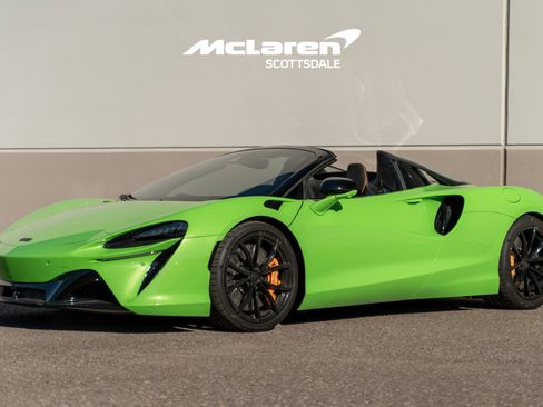 Used 2025 McLaren Artura Spider image 3