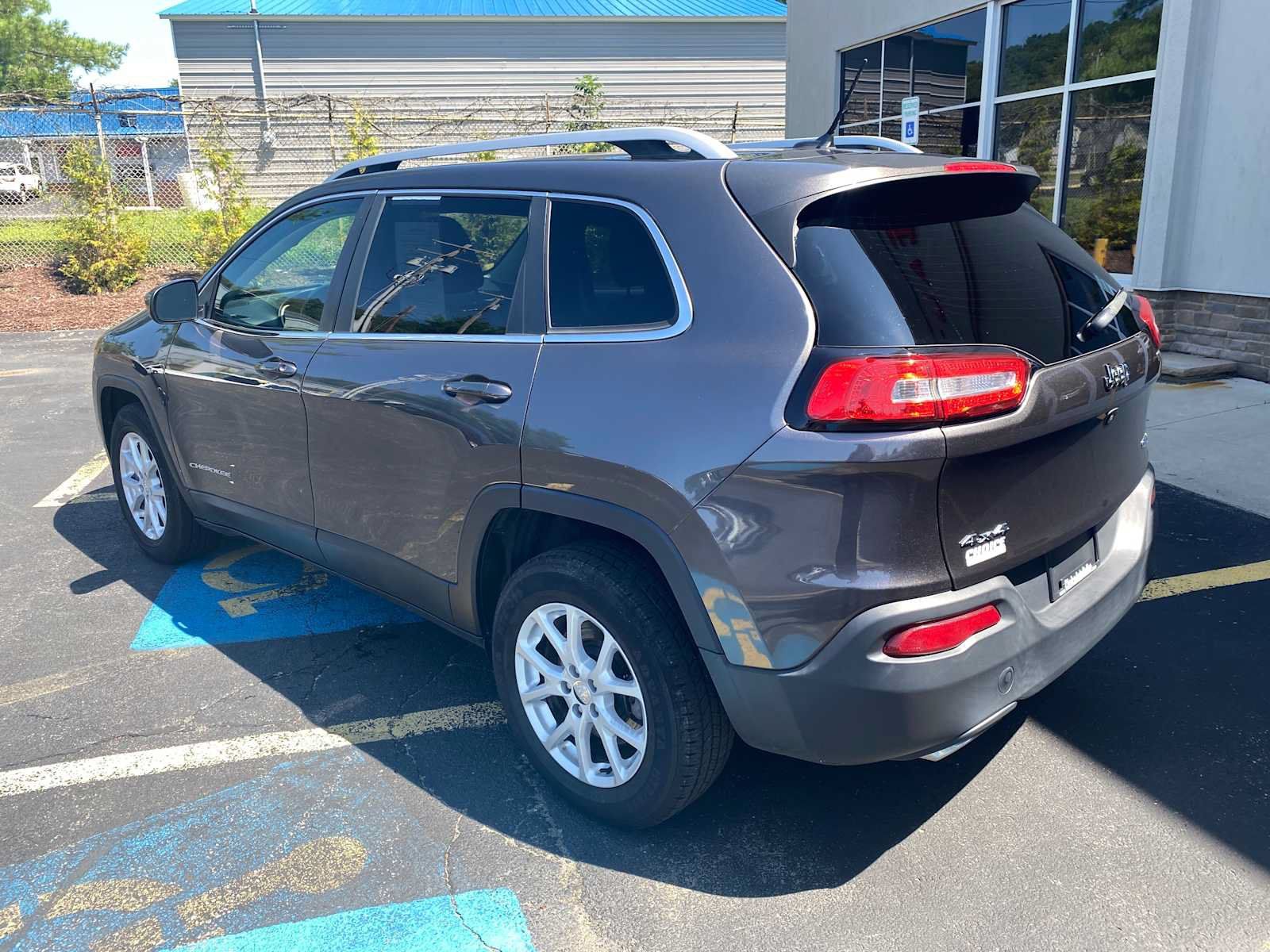 Used 2017 Jeep Cherokee Latitude w/ Cold Weather Group AWD/4WD image 2
