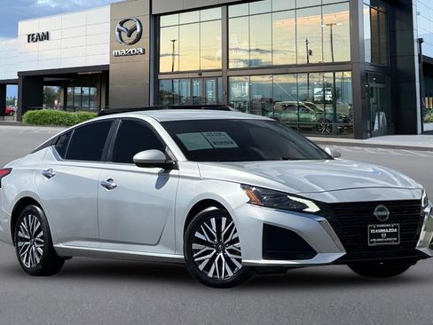 Used 2023 Nissan Altima 2.5 SV FWD image 2