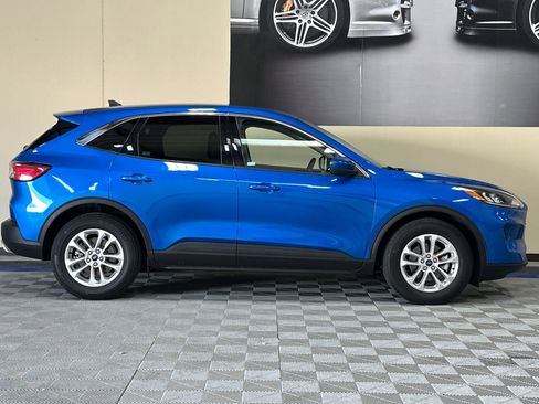 Used 2020 Ford Escape SE FWD image 3