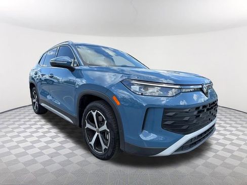 Used 2025 Volkswagen Tiguan SE image 3