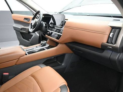 Used 2025 Nissan Pathfinder Platinum FWD image 56
