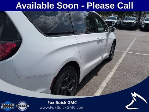 Used 2022 Chrysler Pacifica Limited w/ Uconnect Theater Family Group FWD image 4