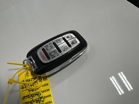 Used 2020 Chrysler Pacifica Touring-L FWD image 9