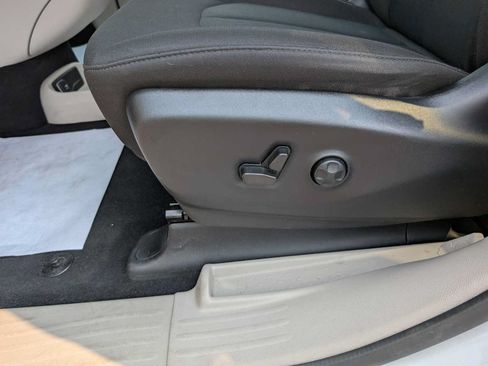 Used 2022 Chrysler Voyager LX FWD image 35