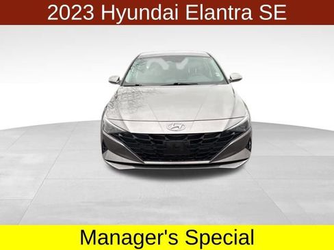 Used 2023 Hyundai Elantra SE image 2