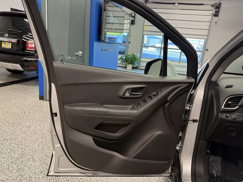 Used 2017 Chevrolet Trax LT w/ Driver Confidence Package AWD/4WD image 22