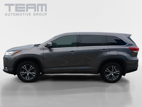 Used 2017 Toyota Highlander LE AWD/4WD image 4