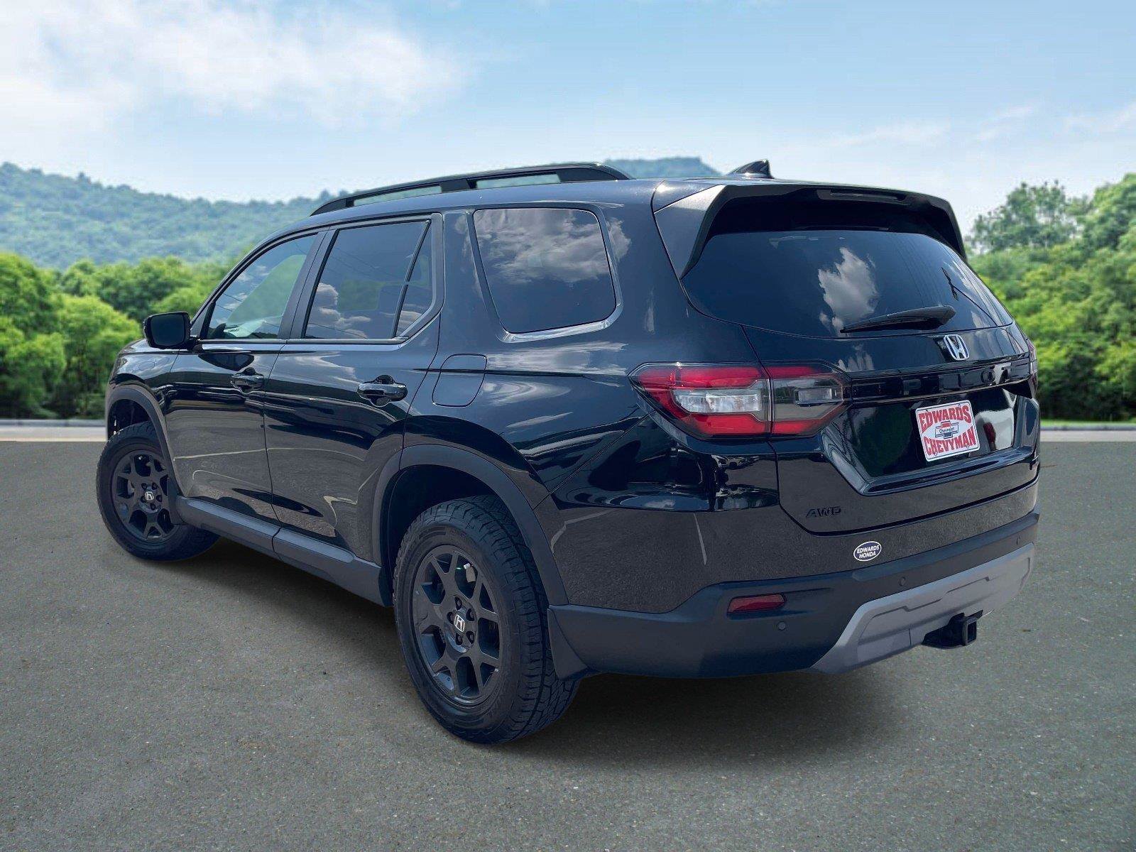 Used 2025 Honda Pilot TrailSport image 23